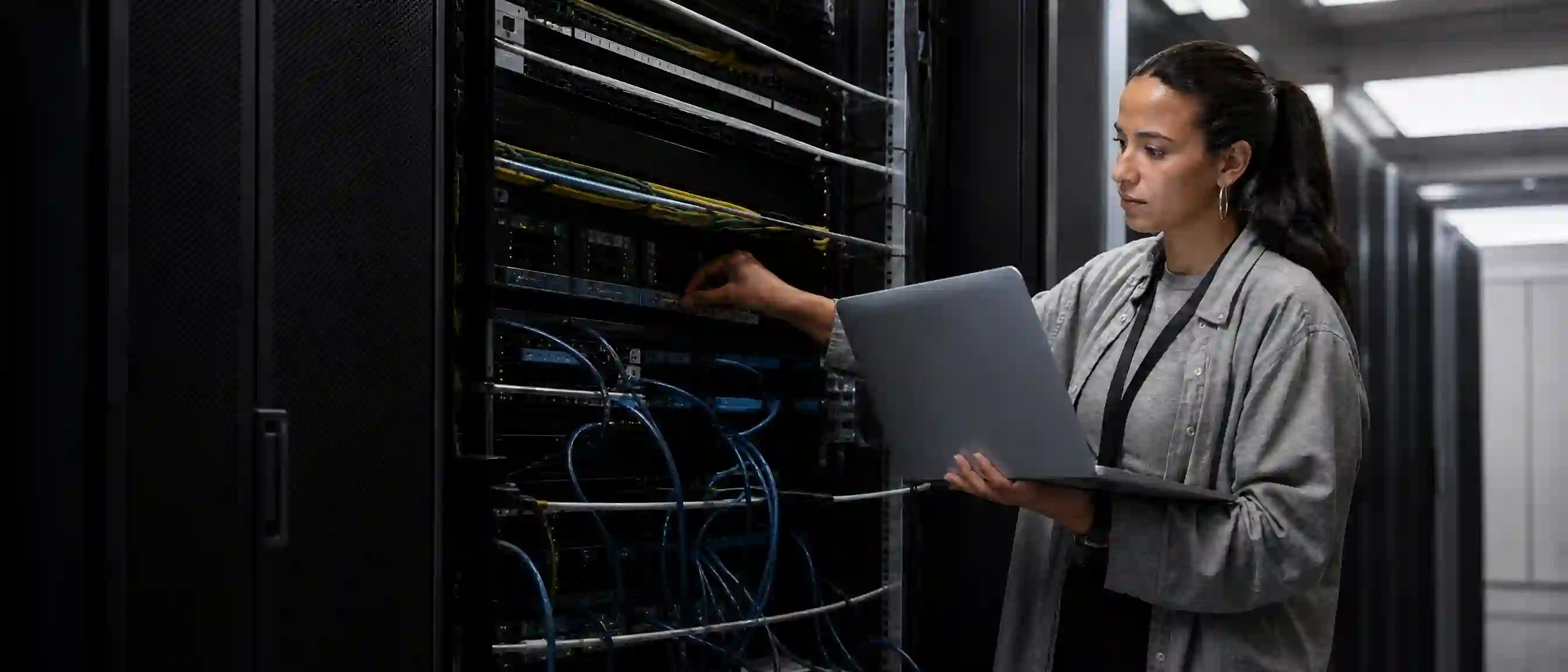Especialista analisando um rack de rede em um data center